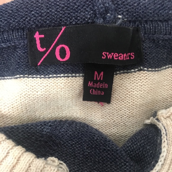 Hooded Sweater - Picture 3 of 3